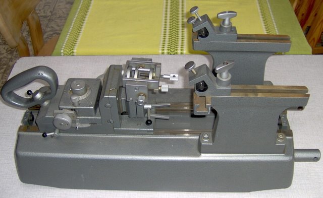 Base sledge microtomes as the Leitz 1300 in the picture are used to section very large samples by Yvan Lindekens / CC BY-SA (https://creativecommons.org/licenses/by-sa/3.0)
