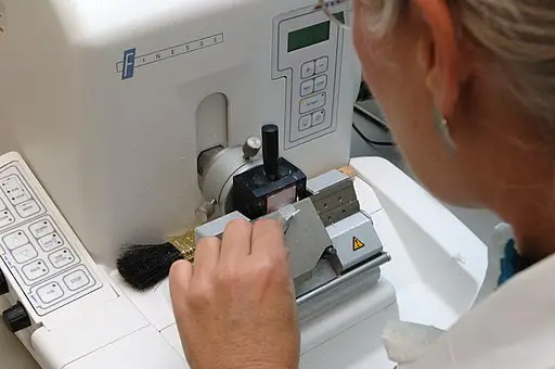 The microtome is used to cut a ribbon of 5-micron-thick sections from the paraffin block by Ed Uthman / CC BY-SA (https://creativecommons.org/licenses/by-sa/2.0)